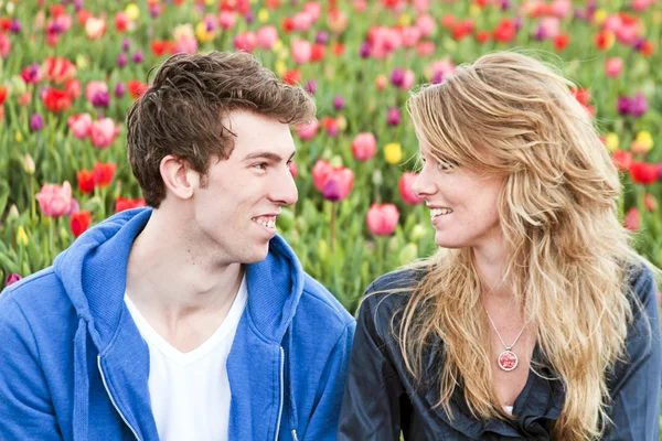 Unga lyckliga par i tulipfields från Nederländerna — Stockfoto