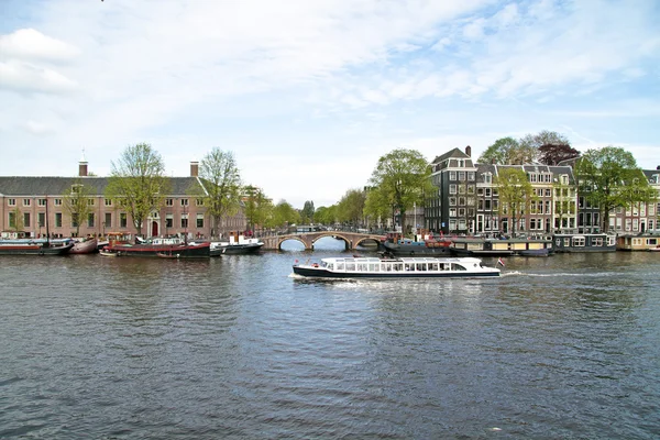 Schifffahrt auf dem Amstel in Amsterdam, Niederlande — Stockfoto