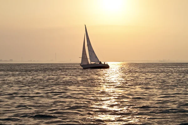 帆船在日落时 — 图库照片