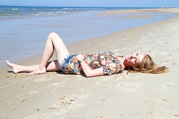 Hermosa mujer rubia relajándose en el paseo marítimo — Foto de Stock