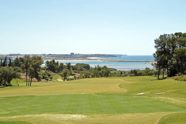 Landcape από ένα γήπεδο γκολφ και τον Ατλαντικό ωκεανό στο portuga — Φωτογραφία Αρχείου