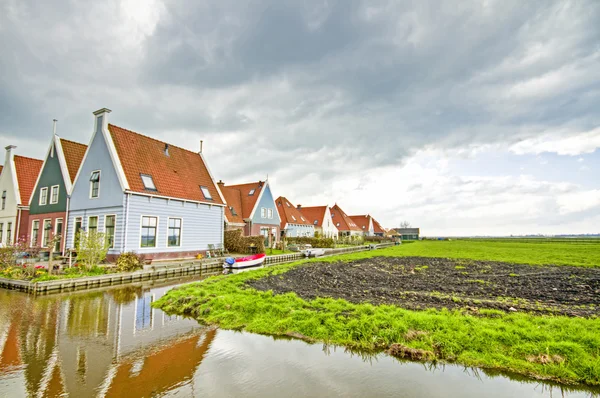 Typically dutch: Houses along canals in the countryside from the — Stock Photo, Image
