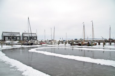 marken kışın Hollanda'da limandan