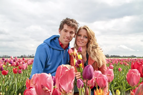 Young happy couple in the tulip fields from the Netherlands — Stock Photo, Image