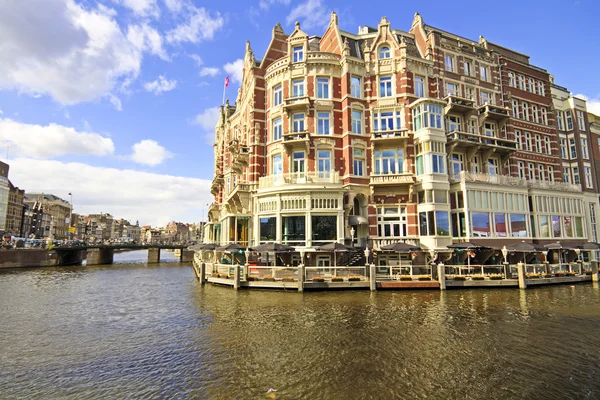 Pozdně středověká budova v Amsterdamu v Nizozemsku — Stock fotografie