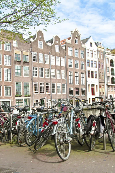 Παλιό μεσαιωνικό προσόψεις και τα μέρη των ποδηλάτων σε citycente Άμστερνταμ — Φωτογραφία Αρχείου