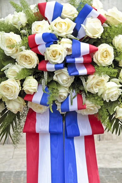 Vita rosor och nederländska nationella flagga — Stockfoto