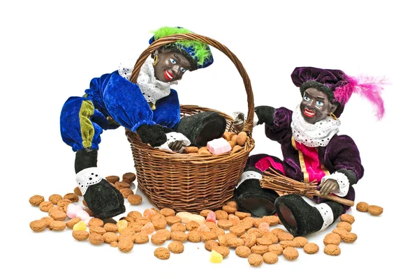 Dwa czarne piet z koszem pełnym gingernuts i słodycze — Zdjęcie stockowe