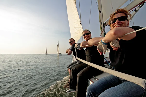 Navegando no IJsselmeer ao pôr do sol nos Países Baixos — Fotografia de Stock