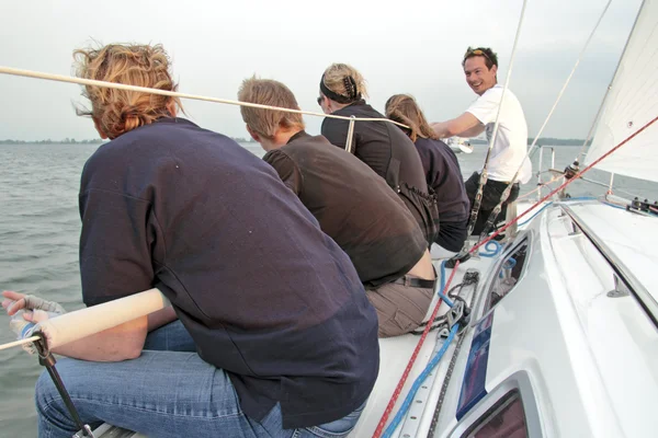 Navegar en el IJsselmeer al atardecer en los Países Bajos —  Fotos de Stock
