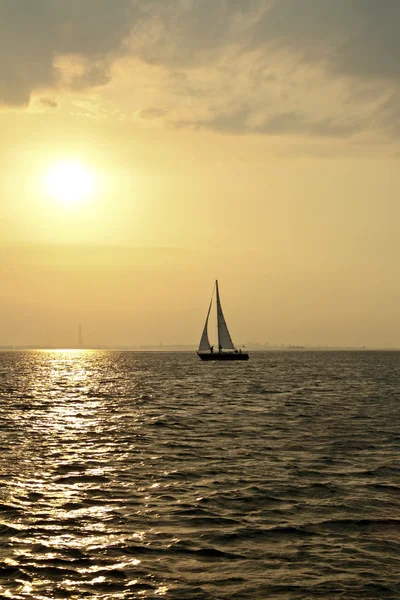 Navegando no IJsselmeer ao pôr do sol nos Países Baixos — Fotografia de Stock