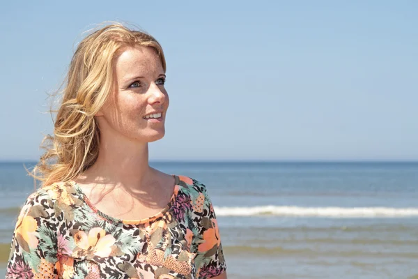 Vakker, ung blondine på stranda – stockfoto