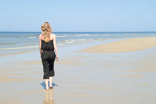 Mulher loira jovem bonita na praia — Fotografia de Stock