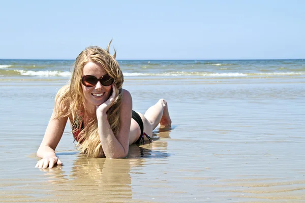 해안가에서 편안한 아름 다운 금발 여자 — 스톡 사진
