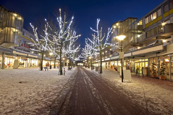 Shopping center op Kerstmis tijd bij nacht in amsterdam de neth — Stockfoto