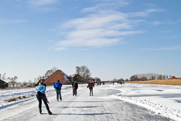Patinação no gelo no campo a partir dos Países Baixos ao pôr do sol — Fotografia de Stock