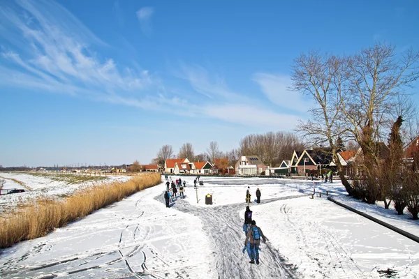 Конькобежный спорт в сельской местности из Нидерландов — стоковое фото