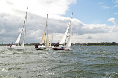 IJsselmeer içinde nethrlands üzerinde yelken