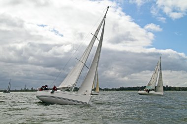 IJsselmeer içinde nethrlands üzerinde yelken