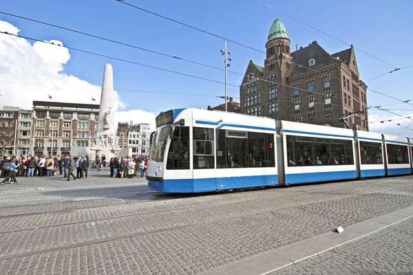 Tramwaj jazdy na placu dam w Amsterdamie w Holandii — Zdjęcie stockowe