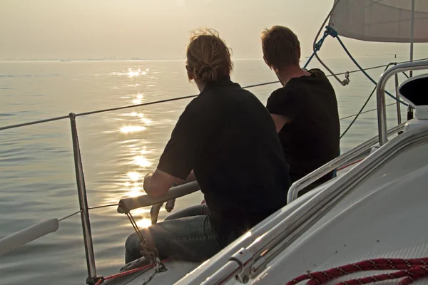 Naviguer sur l'IJsselmeer aux Pays-Bas au coucher du soleil — Photo