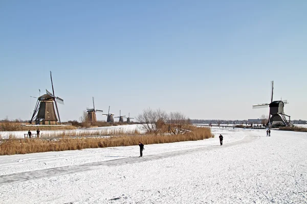 Ice skating at Kinderdijk in the Netherlands — Zdjęcie stockowe