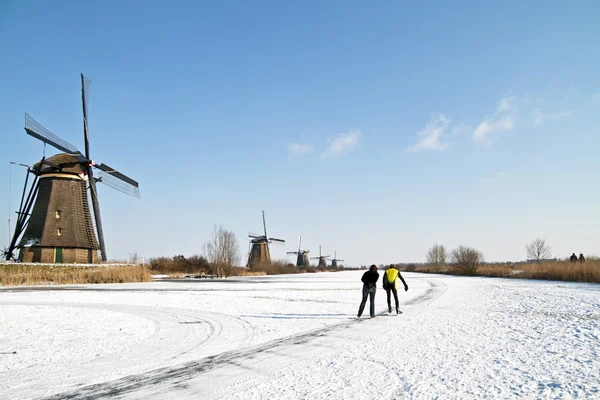 Patinage sur glace à Kinderdijk aux Pays-Bas — Photo