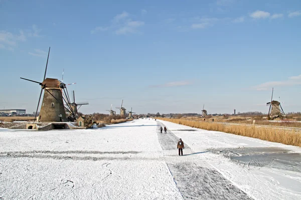 Pattinaggio su ghiaccio a Kinderdijk nei Paesi Bassi — Foto Stock