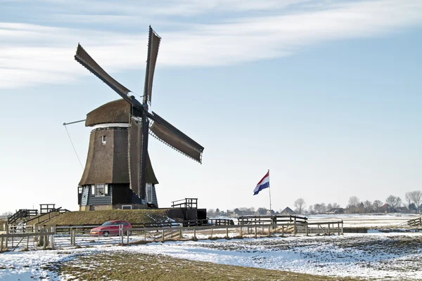 Antiguo molino de viento en el campo de los Países Bajos en invierno —  Fotos de Stock