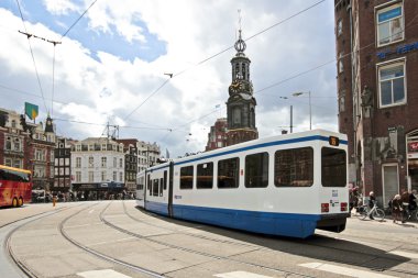 Amsterdam netherl munt Kulesi önünde tramvay sürüş