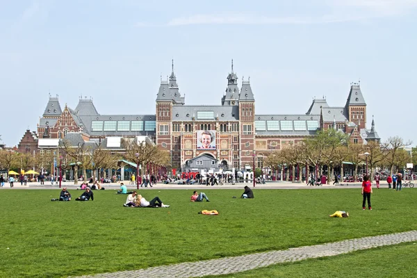 Museumplein con Rijksmuseum ad Amsterdam nei Paesi Bassi — Foto Stock