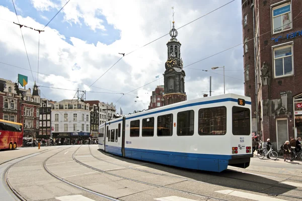 Вождение трамвая перед башней Munt в Амстердаме Нидерланды — стоковое фото