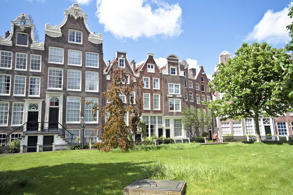 Średniowieczne domy historyczne w amsterdam, Holandia — Zdjęcie stockowe
