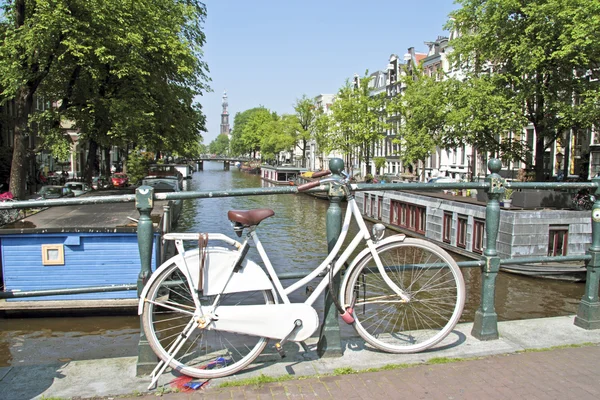 Vélo blanc à Amsterdam Pays-Bas — Photo