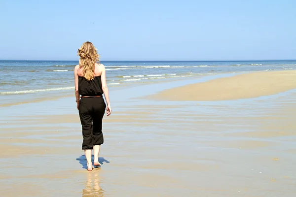 Mulher loira jovem bonita na praia — Fotografia de Stock