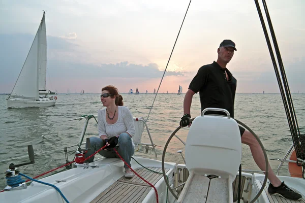 Glücklicher Segler, der in den Niederlanden segelt — Stockfoto