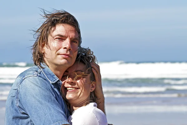 Couple amoureux à la plage — Photo
