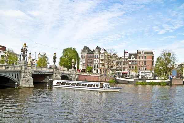 Városnézés Amszterdamban a holland Amstel-folyó — Stock Fotó