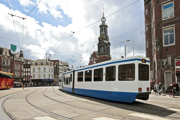 Amsterdam netherl munt Kulesi önünde tramvay sürüş — Stok fotoğraf