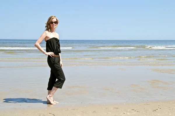 Bella giovane donna bionda in spiaggia — Foto Stock