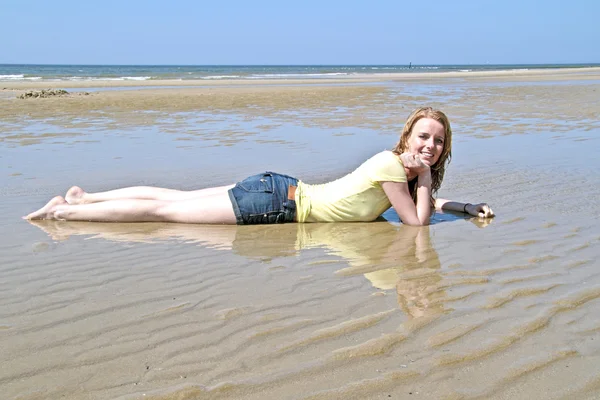 Joven sonriente atractiva mujer acostada en el agua — Foto de Stock