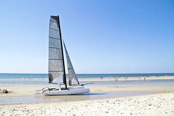 Catamaran op het strand van de Noordzee in Nederland — Stockfoto