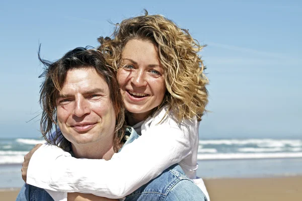 ビーチで恋をしてるカップル — ストック写真