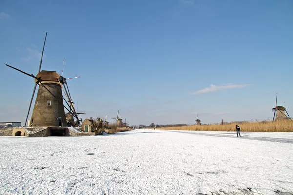 Mulino a vento tradizionale in inverno nei Paesi Bassi a Kinderdijk — Foto Stock