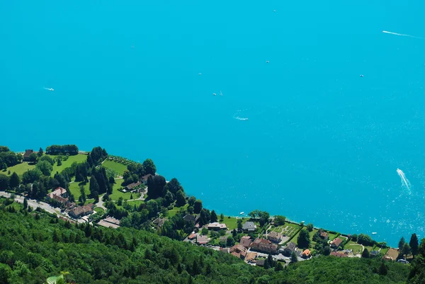 Letní panorama jezera z hor — Stock fotografie