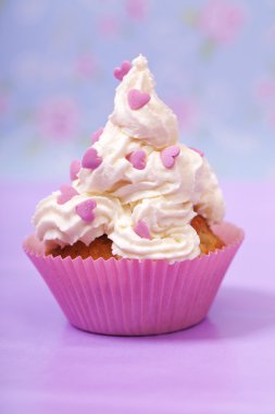 pembe kalpler ile cupcake