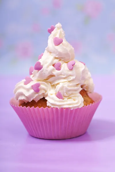 Cupcake med rosa hjärtan — Stockfoto