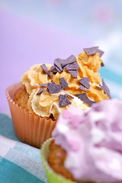 Dois cupcakes com polvilhas — Fotografia de Stock
