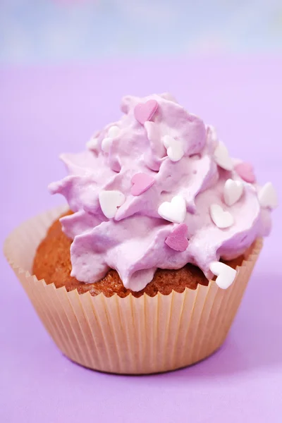 Ροζ cupcake με λευκό και ροζ καρδιές — Φωτογραφία Αρχείου