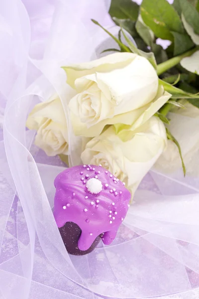 Розовая свадебная тарталетка с розами — стоковое фото